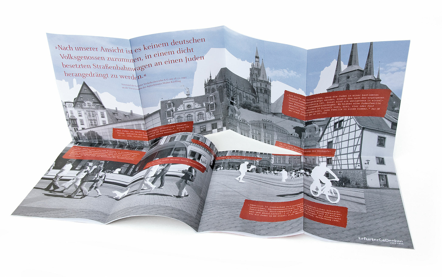 Das Foto zeigt das aufgeschlagene Faltblatt zum Erfurter Gedenken. (für das Netzwerk Jüdisches Leben) (© Papenfuss | Atelier)