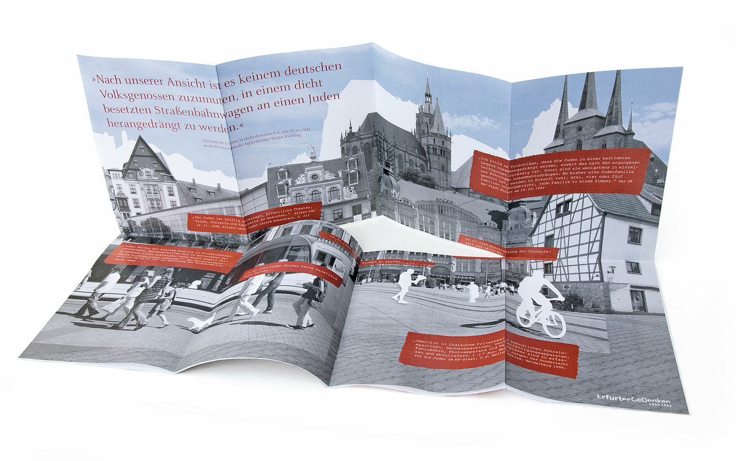 Faltblatt Erfurter Gedenken Das Foto zeigt das aufgeschlagene Faltblatt zum Erfurter Gedenken. (für das Netzwerk Jüdisches Leben) (© Papenfuss | Atelier)