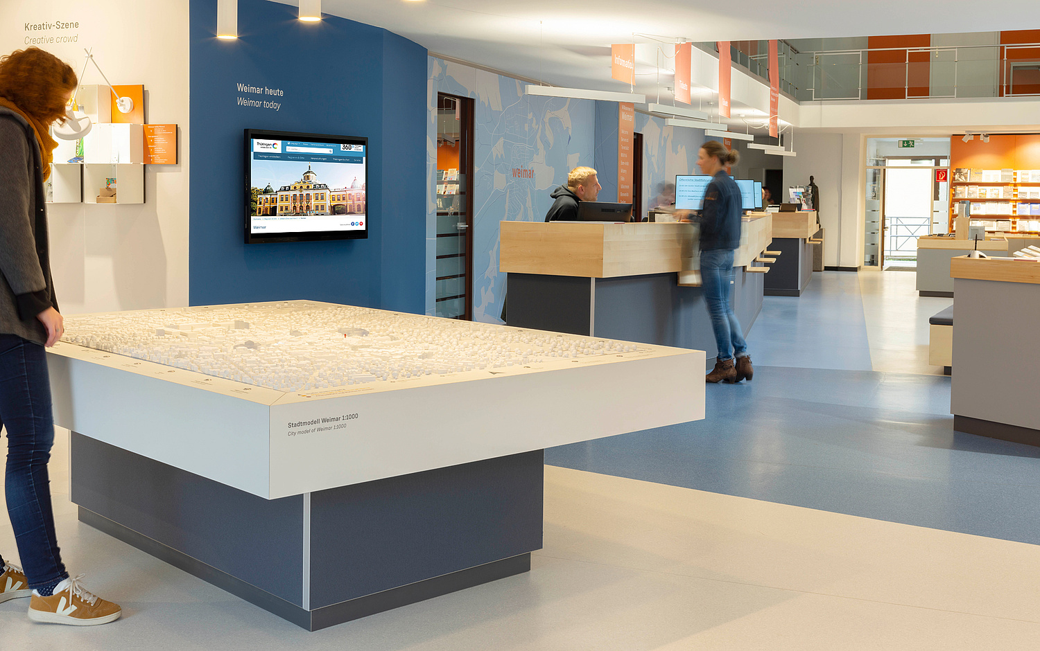 Als erste Anlaufstelle im Informationsbereich fungiert der Infopoint sowie Infoscreens mit tagesaktuellen Informationen und Veranstaltungen in Weimar und der Klassik-Stiftung. (© Papenfuss | Atelier)