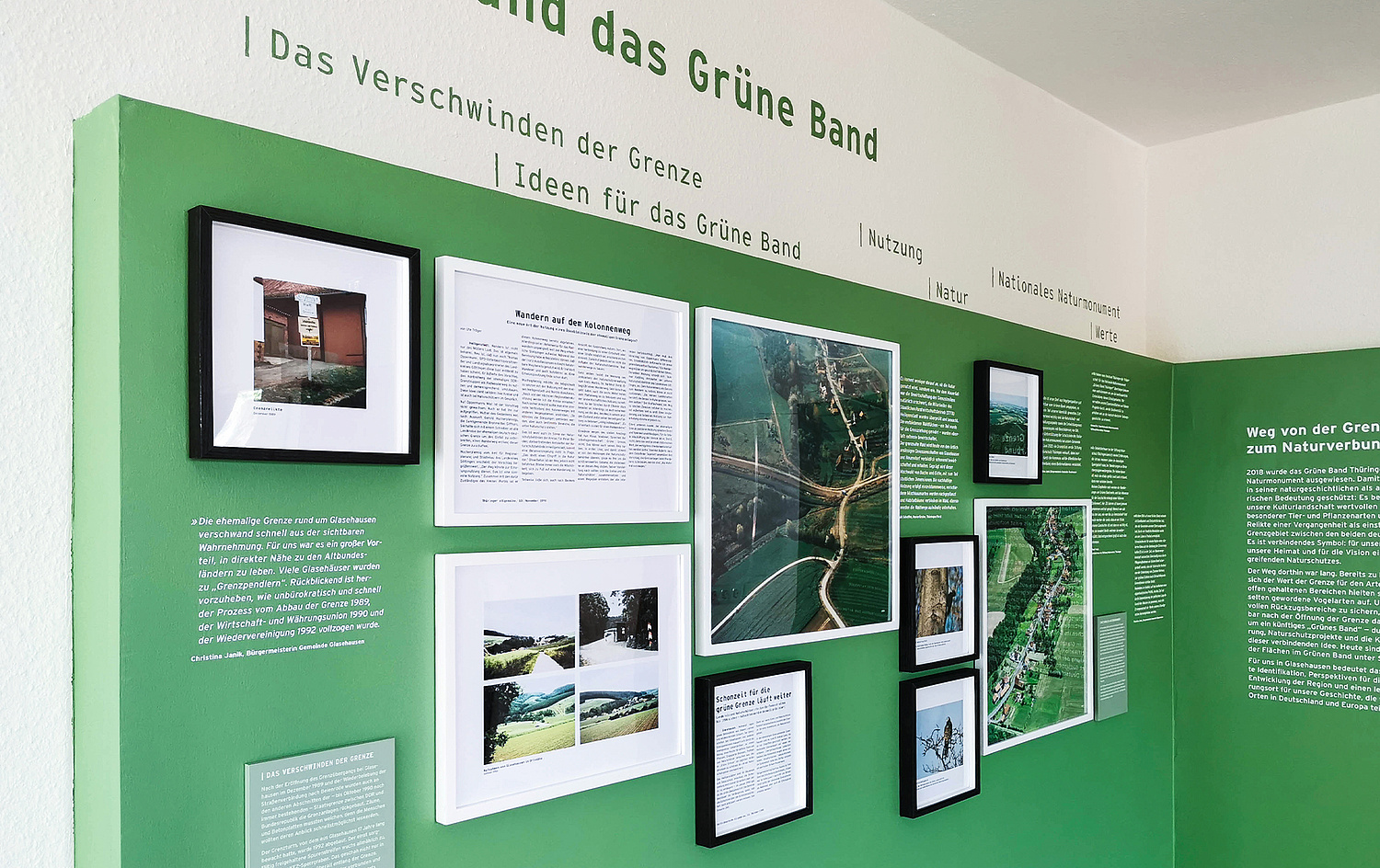 Kulturraum der Erinnerung Glasehausen Grüne Ecke Das Bild zeigt eine Detailansicht auf die Ausstellung, hier zum Thema "Geschichte des Grünen Bandes". (© Papenfuss | Atelier)