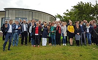 Das Foto zeigt die Teilnehmenden an der Jahrestagung UNESCO Welterbestätten Deutschlands vor dem Kornhaus in Dessau am 22. Mai 2019.