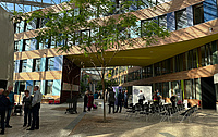 Das Bild zeigt Bilder der Eröffnung der Wanderausstellung "Arten und Orte, wahrnehmen." im Foyer des Umweltbundesamtes in Dessau.
