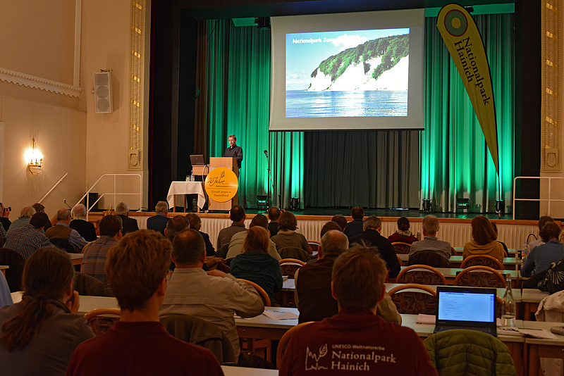 Dr. Ingolf Stodian (hier im Bild) referierte zum Stand des Managements im Nationalpark Jasmund. Bildautor: Jens Fischer