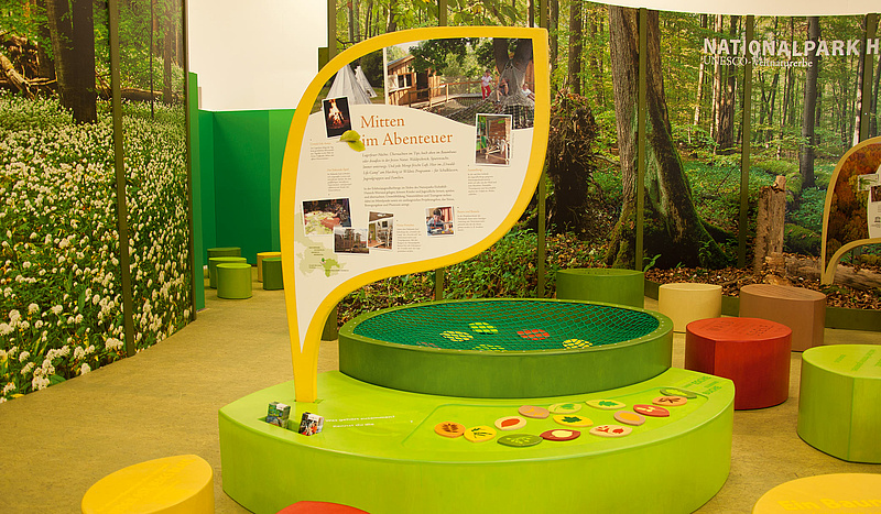 Ausstellung Welterberegion Wartburg Hainich – Themeninsel "Wald erleben" Das Bild zeigt eine Ansicht der Themeninsel "Wald" der Ausstellung Welterberegion Wartburg Hainich im Egapark Erfurt (für Nationalpark Hainich, 2016).