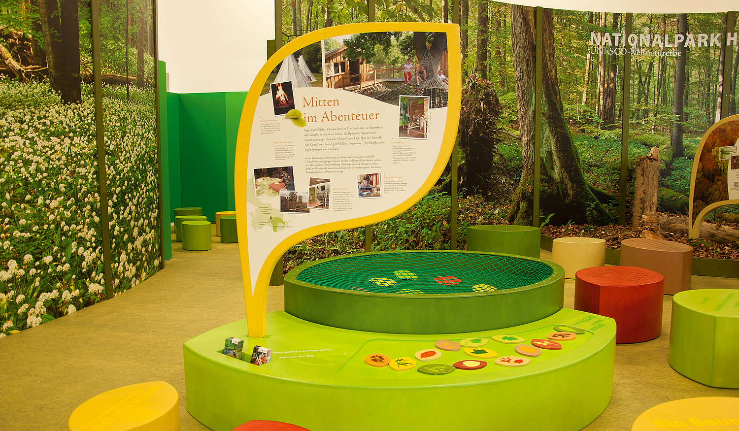 Ausstellung Welterberegion Wartburg Hainich – Themeninsel "Wald erleben" Das Bild zeigt eine Ansicht der Themeninsel "Wald" der Ausstellung Welterberegion Wartburg Hainich im Egapark Erfurt (für Nationalpark Hainich, 2016). (© Papenfuss | Atelier)