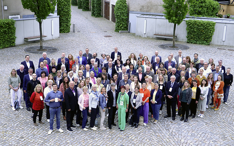 Gruppenbild der über 100 Teilnehmerinnen und Teilnehmer der Tagung.