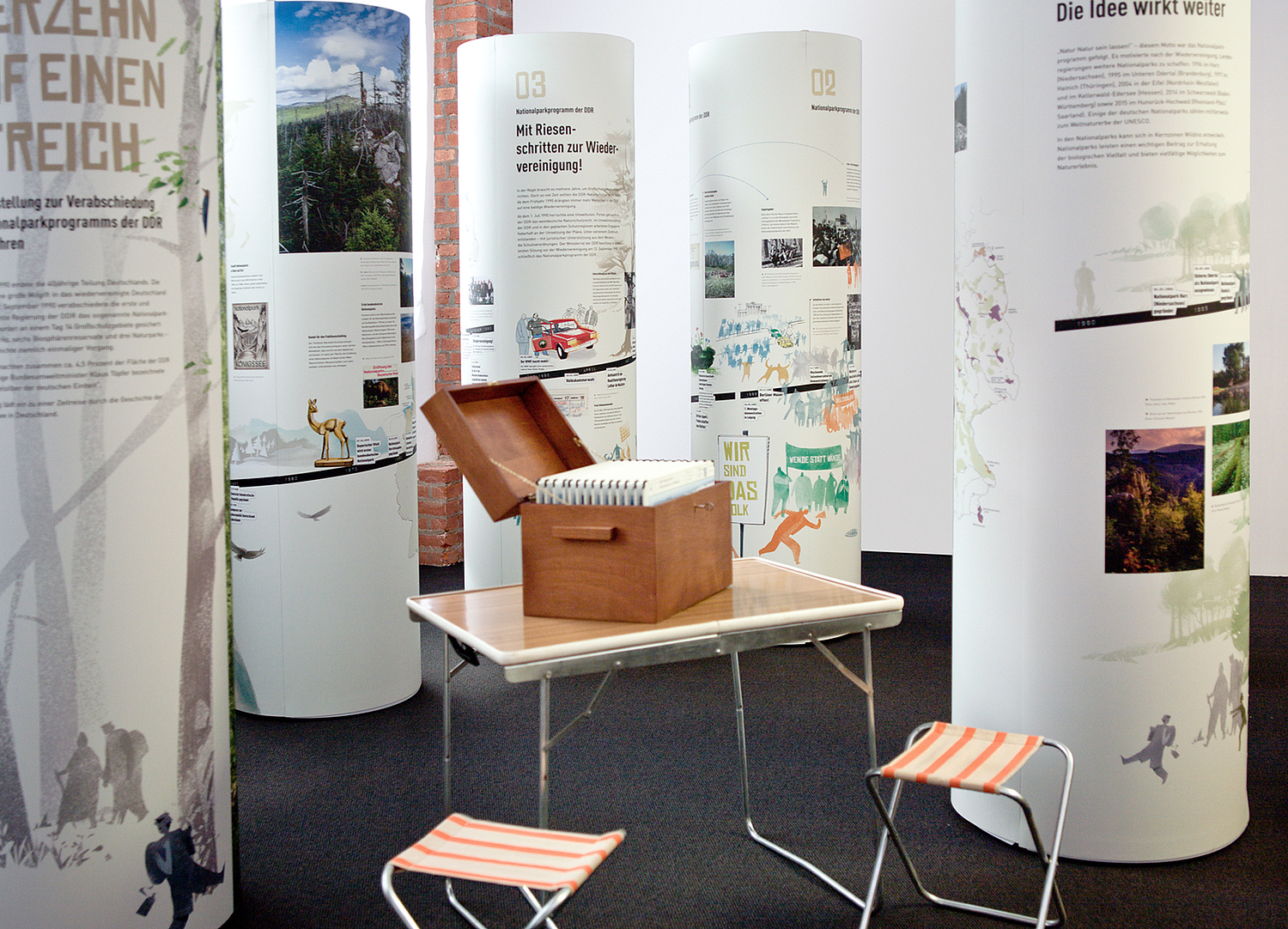 Stiftung Naturschutzgeschichte – Ausstellungsdesign – Wanderausstellung Das Foto zeigt die Wanderausstellung zu "25 Jahre Nationalparkprogramm der DDR" (für die Stiftung Natzurschutzgeschichte, 2015) (© Papenfuss | Atelier)