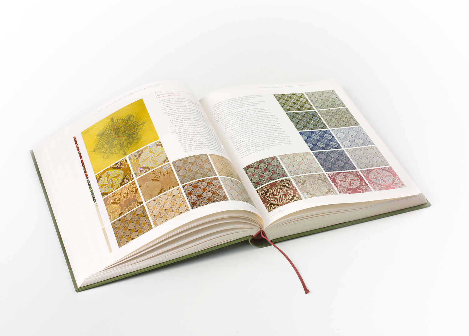 Das Foto zeigt einen Dekorationsstoff aus dem Band II "Textilien" des Werksverzeichnis Henry van de Veldes. Für die Klassik Stiftung Weimar, 2013 (© Papenfuss | Atelier)