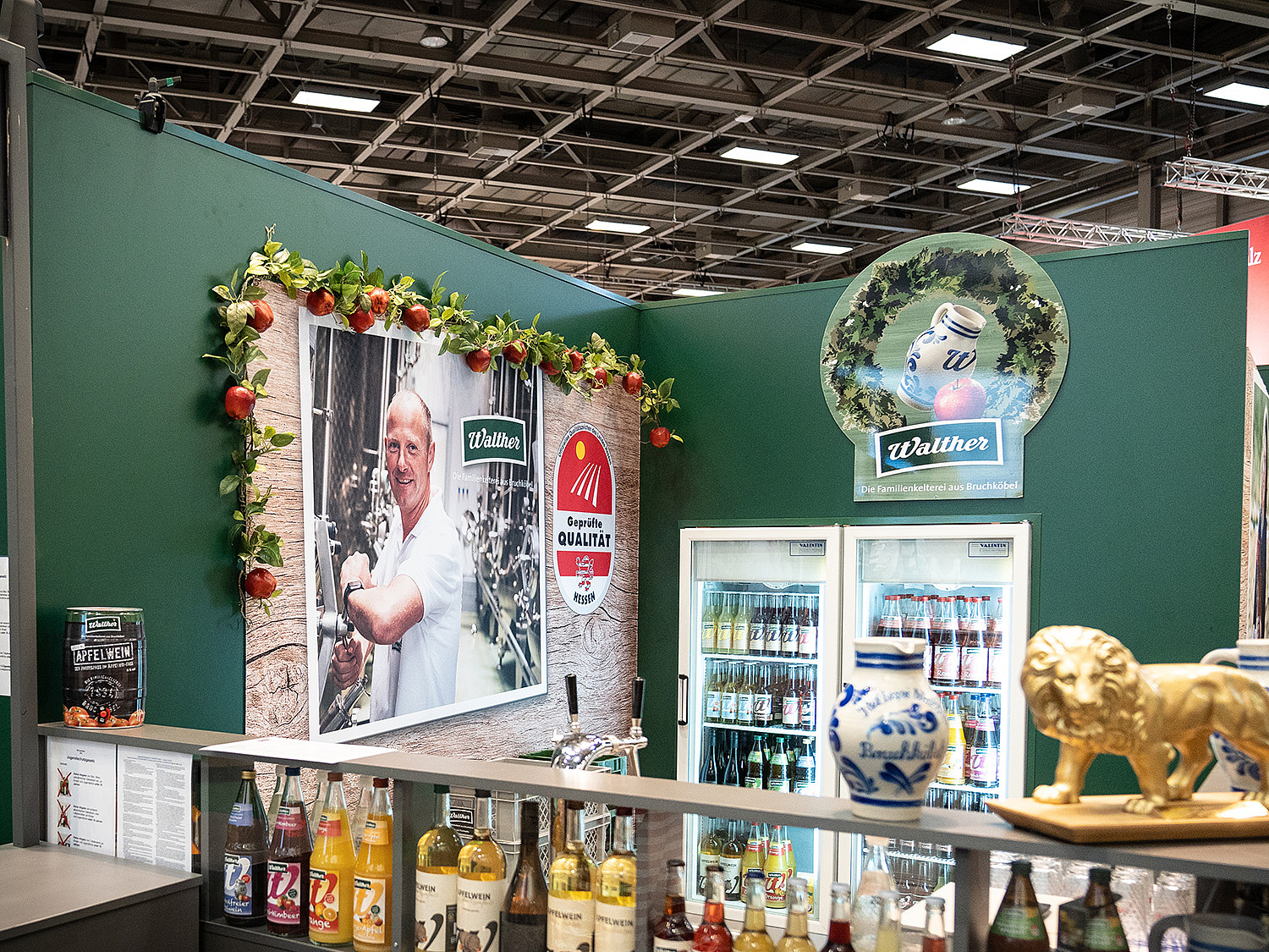 Internationale Grüne Woche 2023 – Messekonzept und Ausstellungsdesign Hessen Beispiel für einen Präsentationsstand, hier die Kelterei Walther. (© Papenfuss | Atelier)
