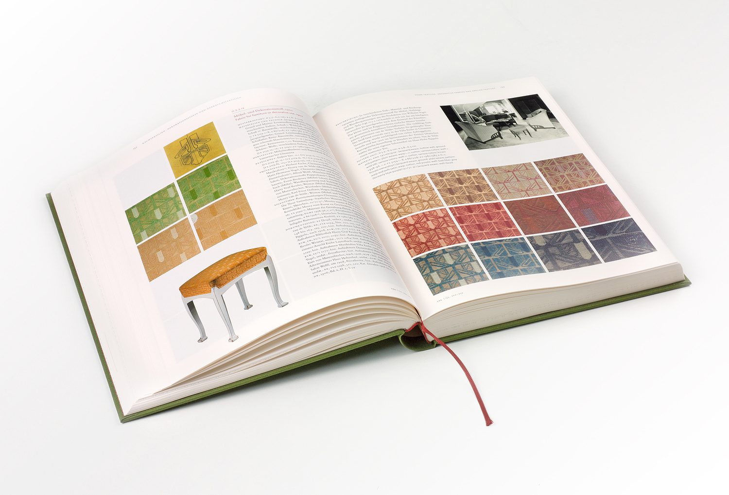 Das Foto zeigt einen Dekorationsstoff aus dem Band II "Textilien" des Werksverzeichnis Henry van de Veldes. Für die Klassik Stiftung Weimar, 2013 (© Papenfuss | Atelier)