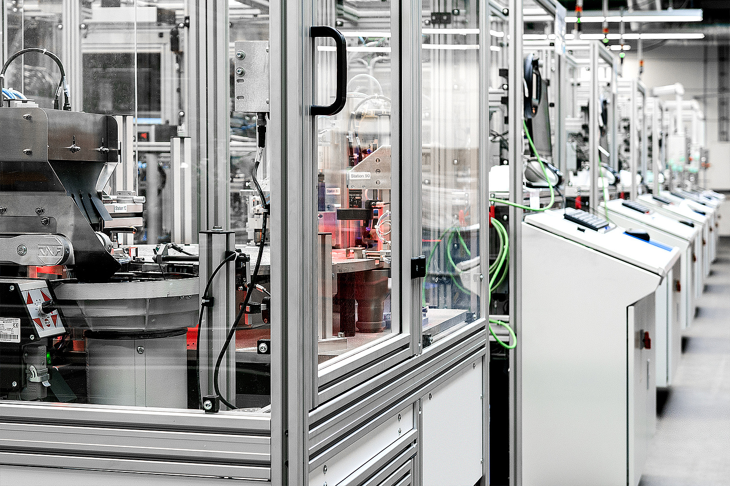 Das Foto zeigt einen Blick in eine der Fertigungshallen / Qualitätsprüfung (für HSK Hugo Stiehl Kunststoffverarbeitung, 2015) (© Papenfuss | Atelier)