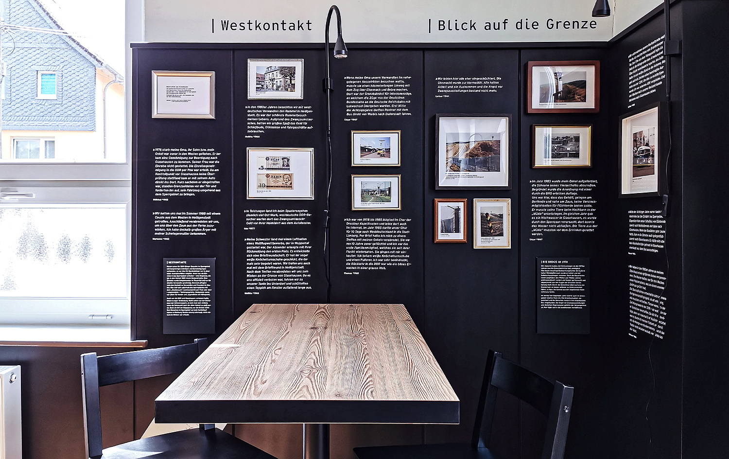 Kulturraum der Erinnerung Glasehausen Gaststube Das Bild zeigt eine Detailansicht aus der Ausstellung, hier zu den Themen "Westkontakt" und "Blick auf die Grenze". (© Papenfuss | Atelier)