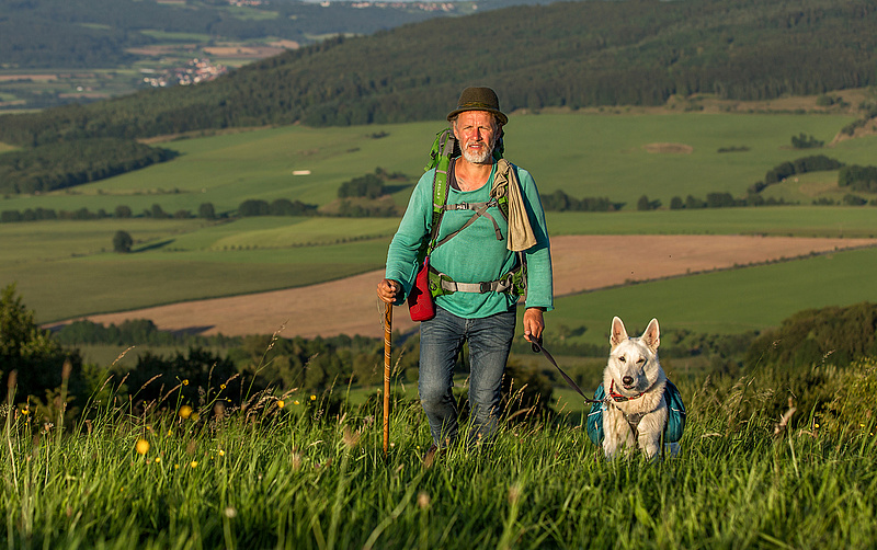 Das Foto zeigt Mario Goldstein und seinen Hund Sunny unterwegs am Grünen Band Thüringen. Das Foto wurde von Ramona Goldstein gemacht.