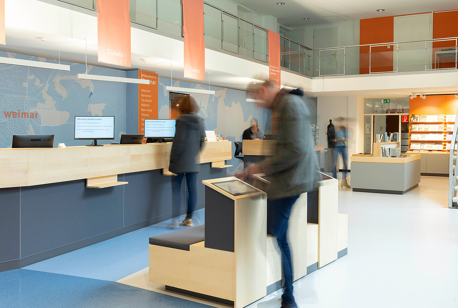 Weimar Tourist Information Servicetresen Am Infopoint können die Besucher direkte Anfragen stellen, um dann an die dahinterliegenden Pools weiter geleitet zu werden. Eine persönliche Beratung und der Ticketverkauf erfolgen am Servicetresen. (© Papenfuss | Atelier)