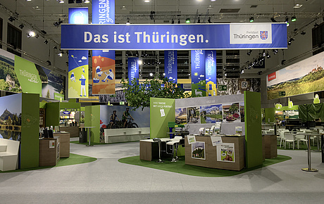 Die Fläche der 1.800 m² großen Messehalle wurde in einzelne Präsentationsflächen unterteilt. Die Ernährungswirtschaft präsentierte sich in einem äußeren Ring um die Stände der Landkreise in der Hallenmitte. Hierbei wurde die Raumaufteilung in Themen- und Funktionsbereiche neben der visuellen Integration in den Gesamtzusammenhang, sowie vielseitige Interaktionsmöglichkeiten für Besucher:innen berücksichtigt.