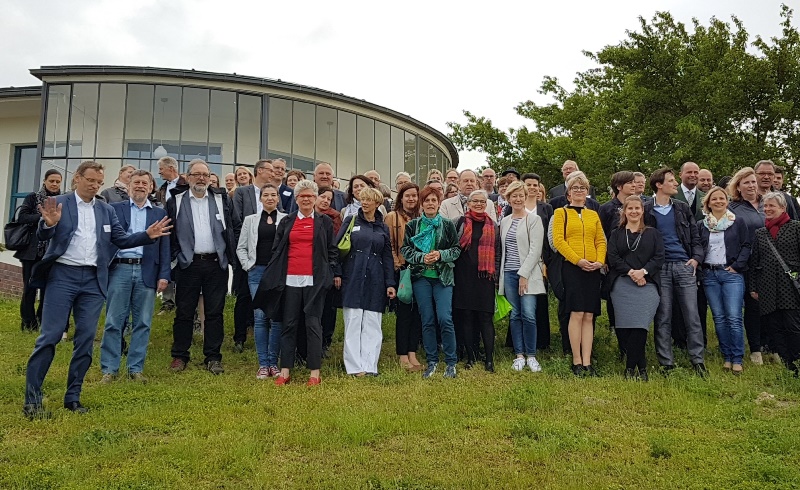 Das Foto zeigt die Teilnehmenden an der Jahrestagung UNESCO Welterbestätten Deutschlands vor dem Kornhaus in Dessau am 22. Mai 2019.
